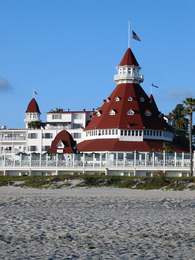 No obstante, una investigación aseguraba que la bala en la frente de Kate no correspondía a la de la pistola con la que se le encontró. Evidentemente no podría haber sido un suicidio, pero así fue cerrado el caso. Entonces, ¿quién la mató?