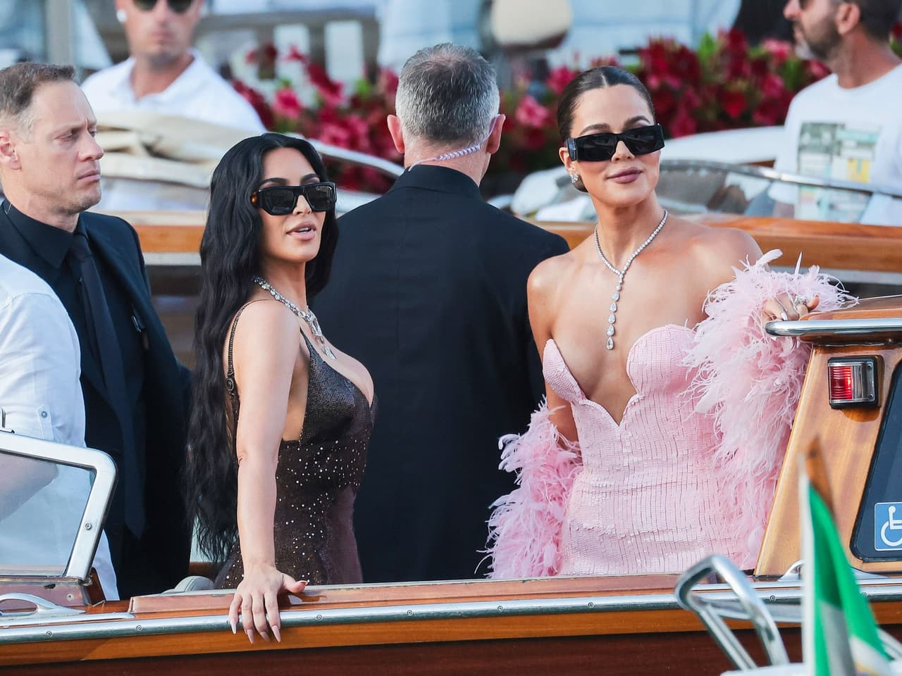 Kim y Khloé Kardashian rumbo a la boda de Jeff Bezos y Lauren Sánchez en Venencia.