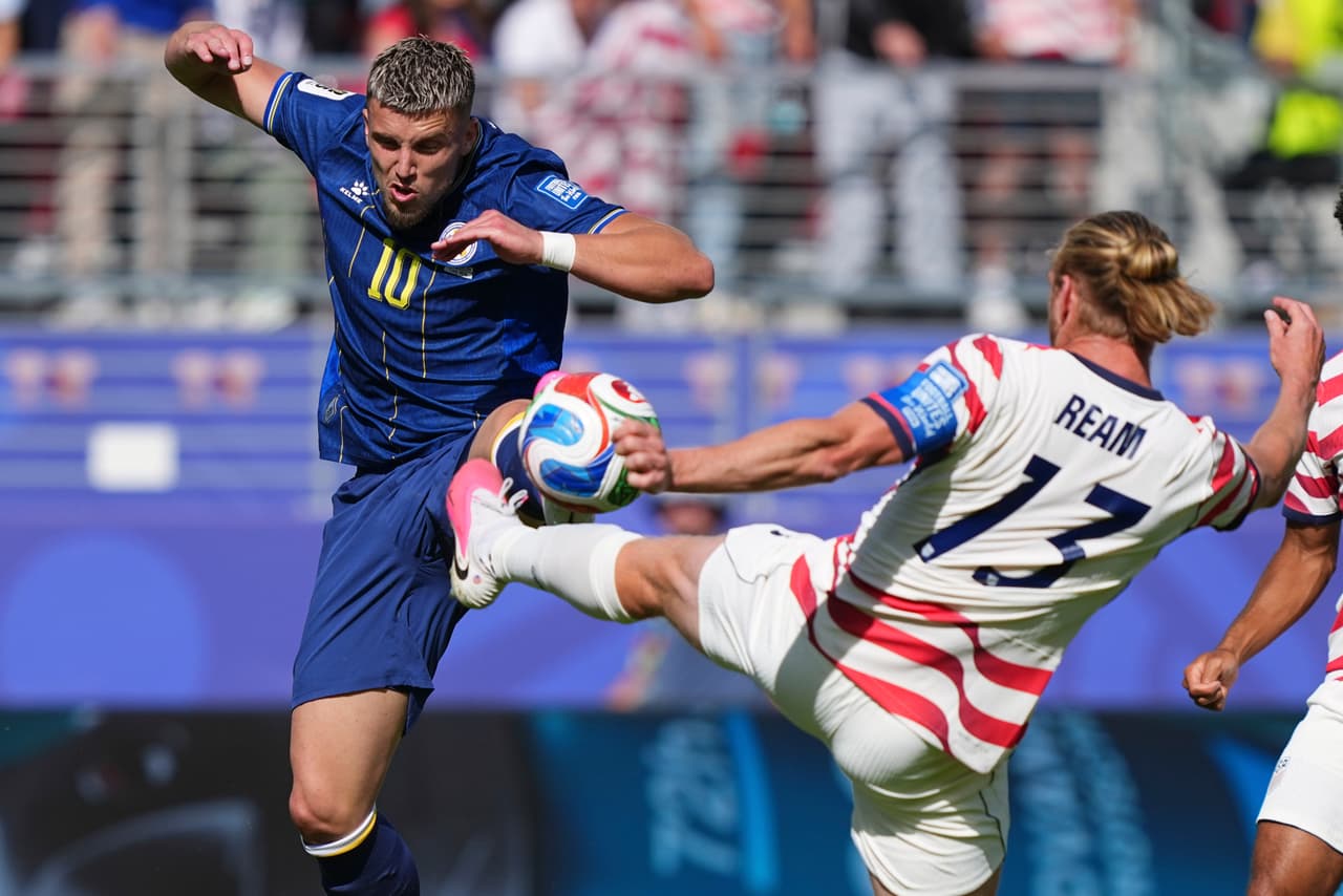El bosnio Ermedin Demirovic (10) y el estadounidense Tim Ream (13) intentan golpear el balón durante el partido de dieciseisavos de final de la Copa del Mundo entre Estados Unidos y Bosnia en Santa Clara, California, cerca de San Francisco, el miércoles 1 de julio de 2026.