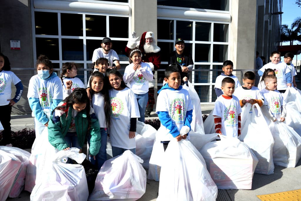 En colaboración con Mattel y
<b><a href="https://www.univision.com/local/los-angeles-kmex/santa-claus-intercambia-elotes-por-juguetes-para-ninos-en-hospitales-de-mexico-video" target="_blank">Santa Claus</a></b>, a quien puso a trabajar
<b>6 días antes de Navidad</b>, Prince Jackson se encargó de que
<b> los niños que menos juguetes podían esperar</b>, recibieran
<b>la sorpresa de sus vidas</b> durante el evento 'Heal LA Christmas', celebrado en El Segundo.