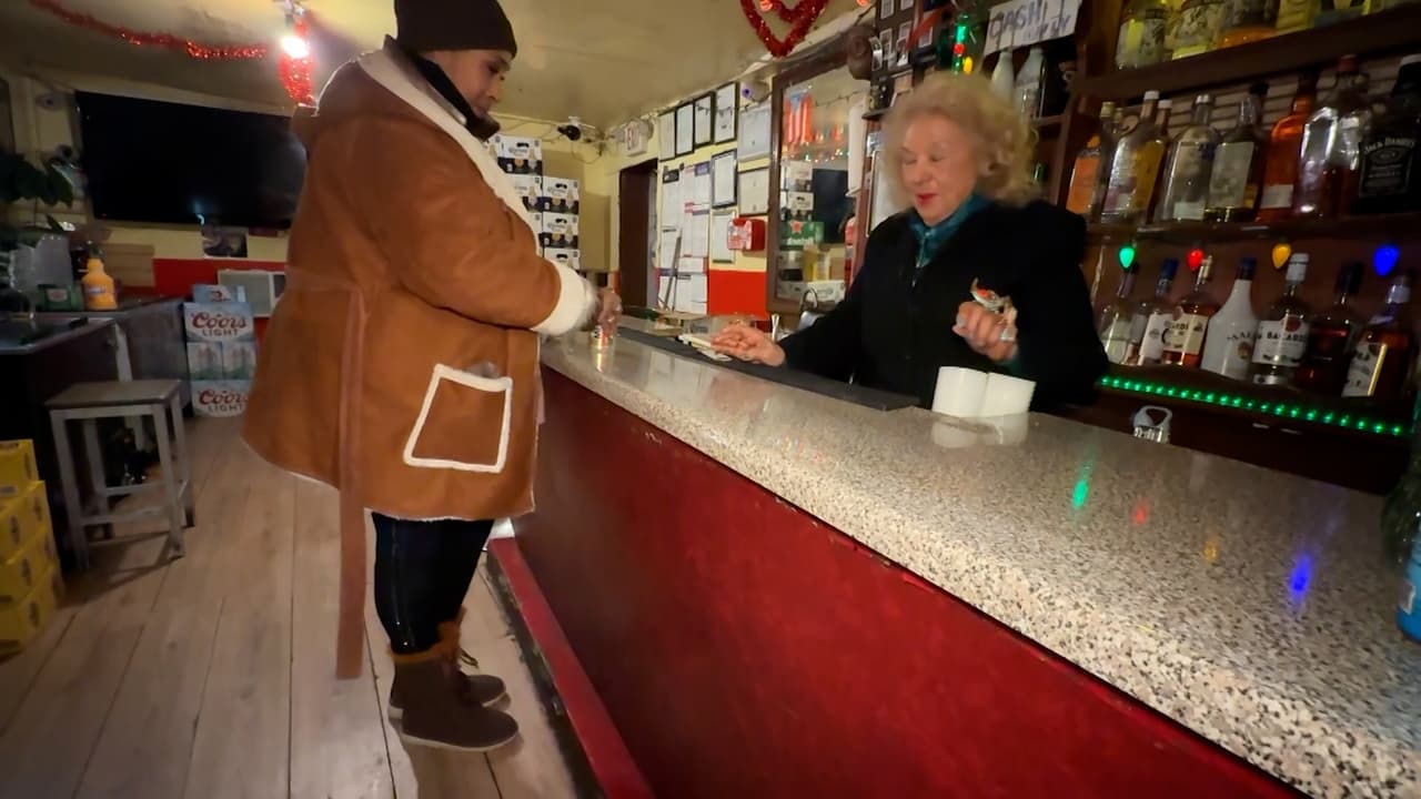 Poco a poco fue adaptando el espacio para
<b> permitir abrir un pequeño bar </b>e incluso la presentación de música en vivo.
<br>