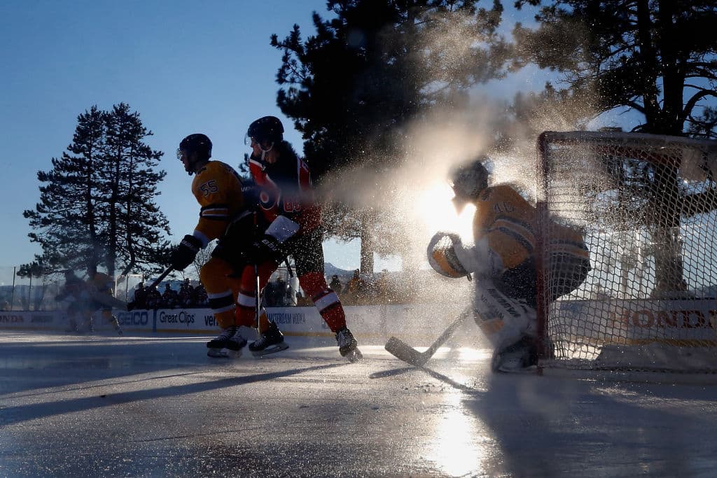 La NHL optó por organizar este partido afuera debido a las limitaciones sobre los deportes durante la pandemia y por el espectáculo de la naturaleza en la Sierra Nevada de California.