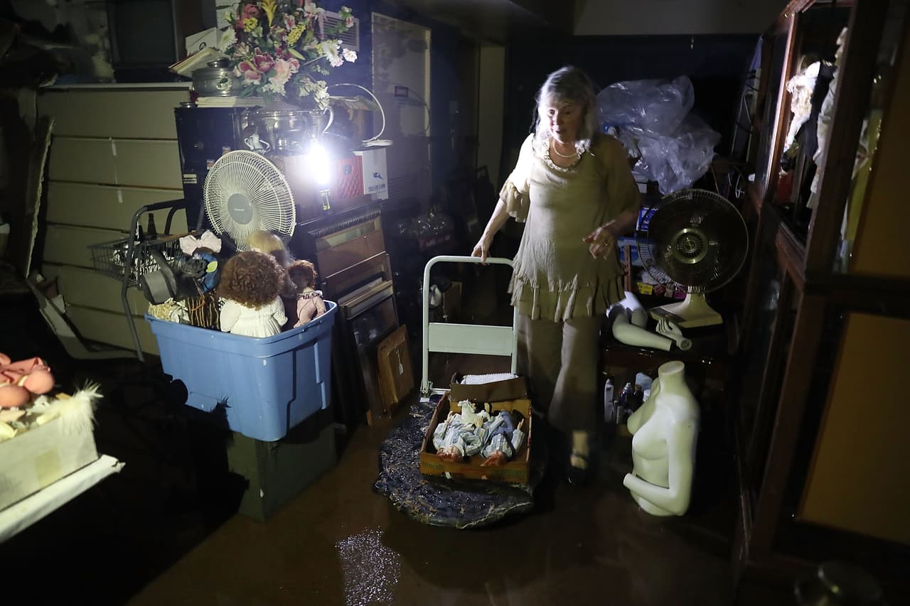 El huracán continúa su camino hacia el noreste de EEUU y la intensidad de sus vientos comienzan a bajar.