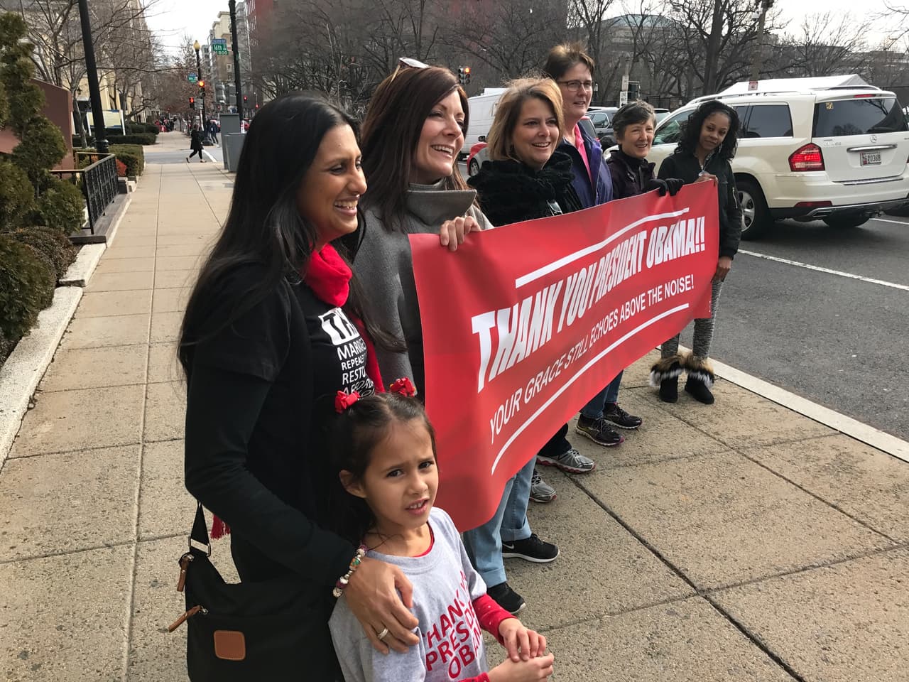 "Gracias presidente Obama", dice la bandera de estas seguidoras del demócrata. Obama se va del poder con una imagen altamente positiva: según una encuesta de CNN,
<b><a href="http://www.univision.com/noticias/politica/obama-deja-el-poder-con-una-aprobacion-del-60-la-mas-alta-desde-su-primer-ano-de-gobierno" target="_blank">el 65% cree que su gestión fue positiva</a></b>.