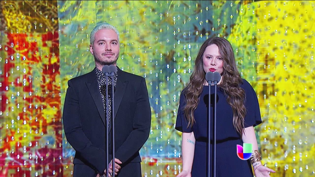J Balvin y Joy subieron al escenario para presentar al ganador a 'Mejor Tema Musical'.