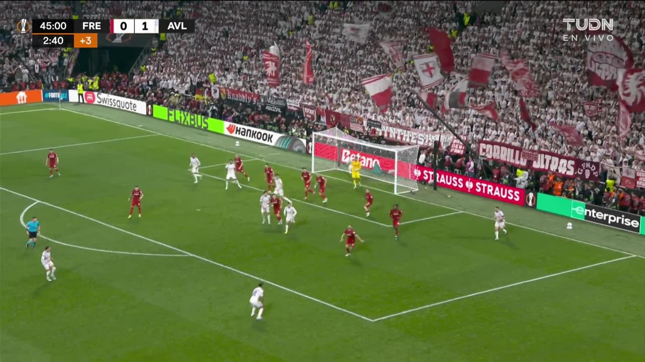 ¡GOL!  anota para Aston Villa. Emiliano Buendía