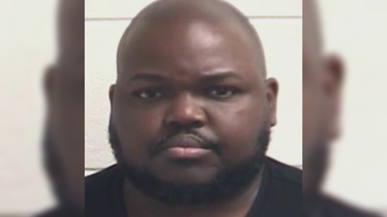 Pastor es arrestado tras supuestamente golpear a su hijastro con un cable hasta hacerlo sangrar