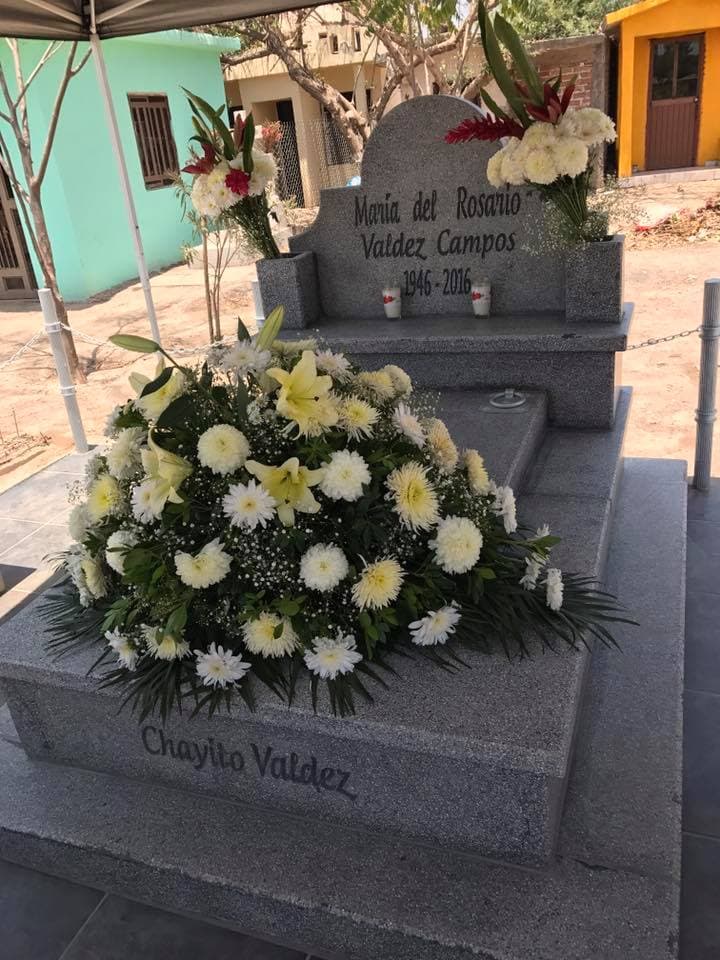 A la cantante sinaloense le encantaban las flores y estas no podían faltarle en su tumba.