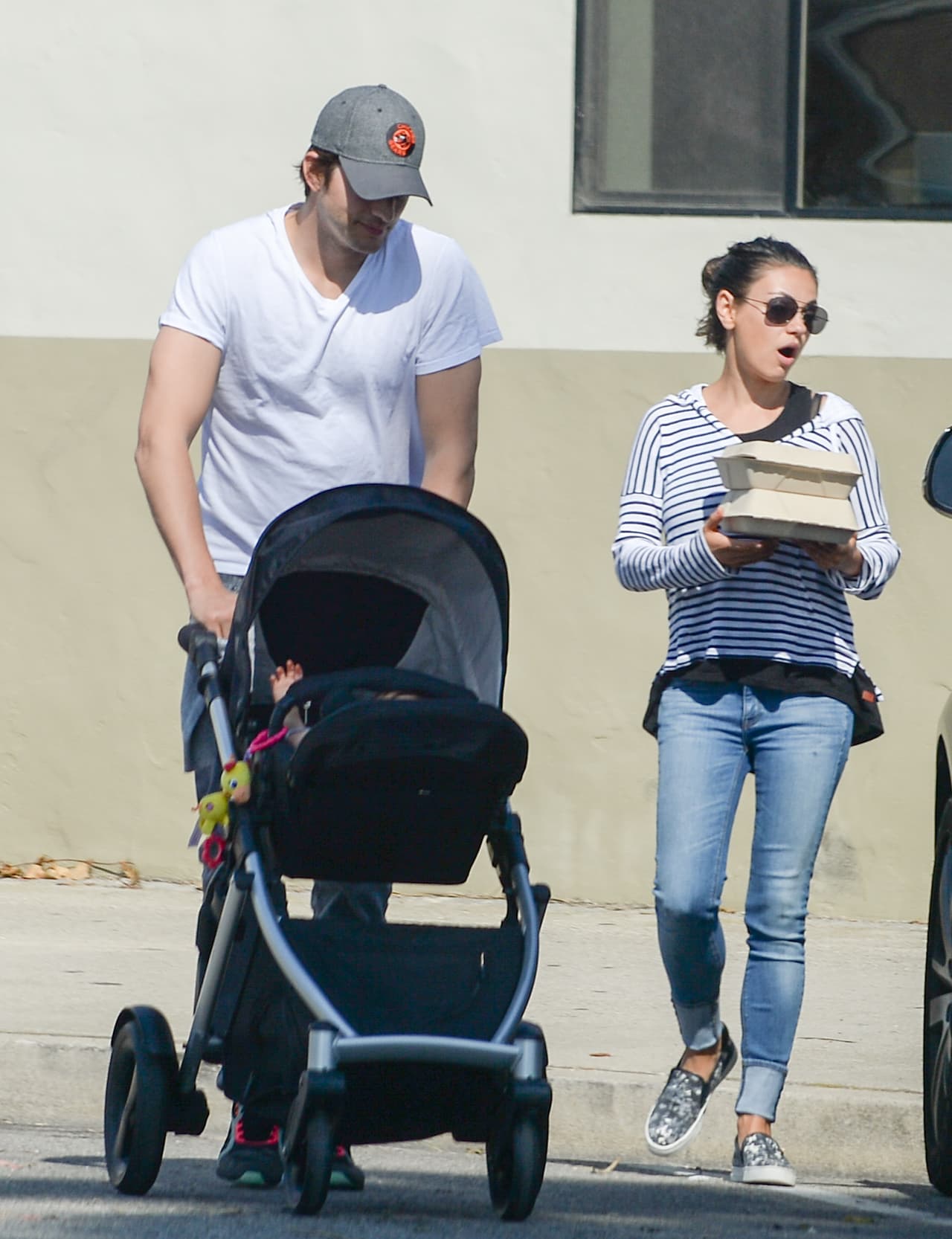 El apuesto de Kutcher no le puede quitar de encima los ojos a su bebé.