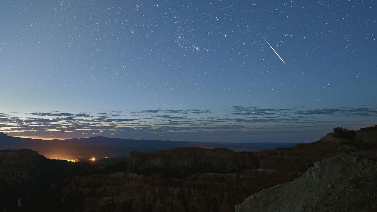 Un meteoro de las Perseidas surca el cielo sobre Inspiration Point a primera hora del 12 de agosto de 2016 en el Parque Nacional Bryce Canyon, Utah.