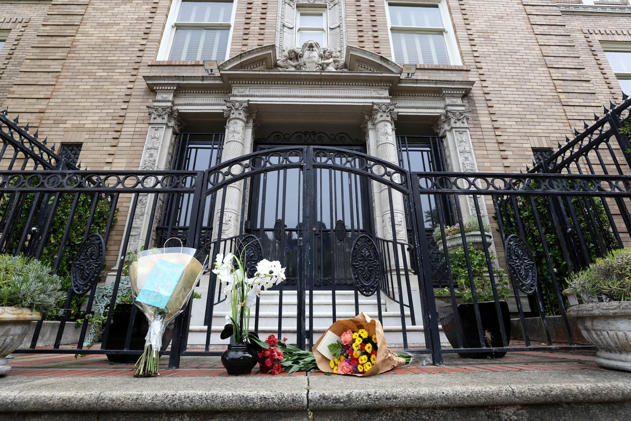 Feinstein fue la senadora estadounidense con más años de servicio y falleció en su casa de Washington DC a la edad de 90 años, pero las muestras de afecto han llegado a su casa en San Francisco.