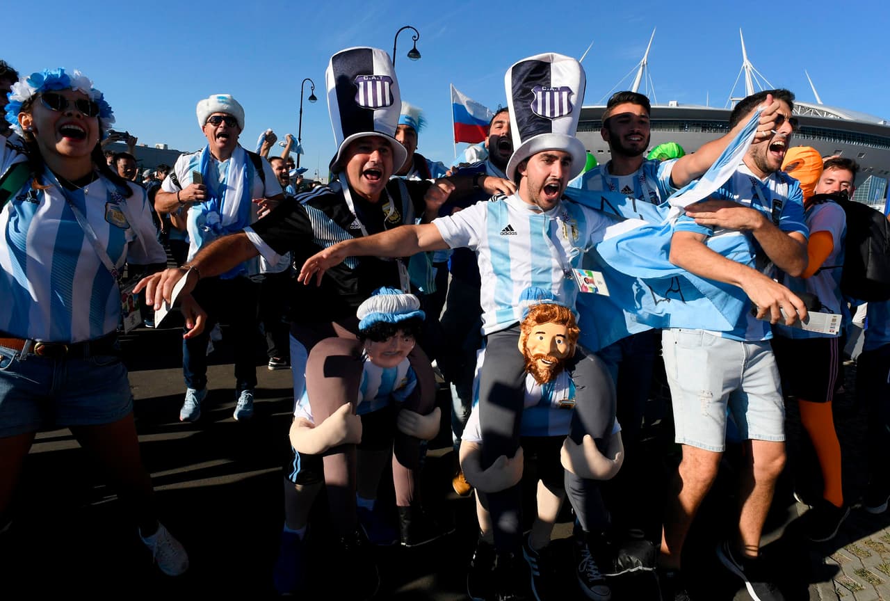 Los fanáticos de Argentina inundan de pasión el partido contra Nigeria en un encuentro de alegría y colorido en el tercer y definitivo partido del grupo D del Mundial Rusia 2018.