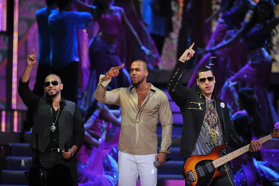 Aventura, comandados por Romeo Santos, interpretaron'Por un segundo'. Durante esta entrega de Premio Lo Nuestro, el grupo de batchata no estuvo nominado en ninguna categoría.