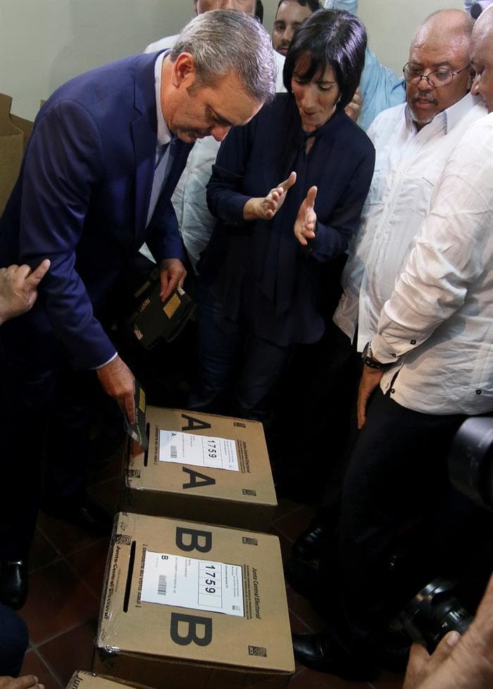 Tras asistir a la iglesia, el retador Luis Abinader votó.