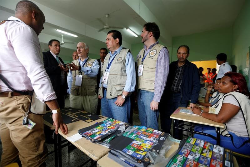 Observadores de la OEA en el colegio República de Chile, en Santo Domingo.