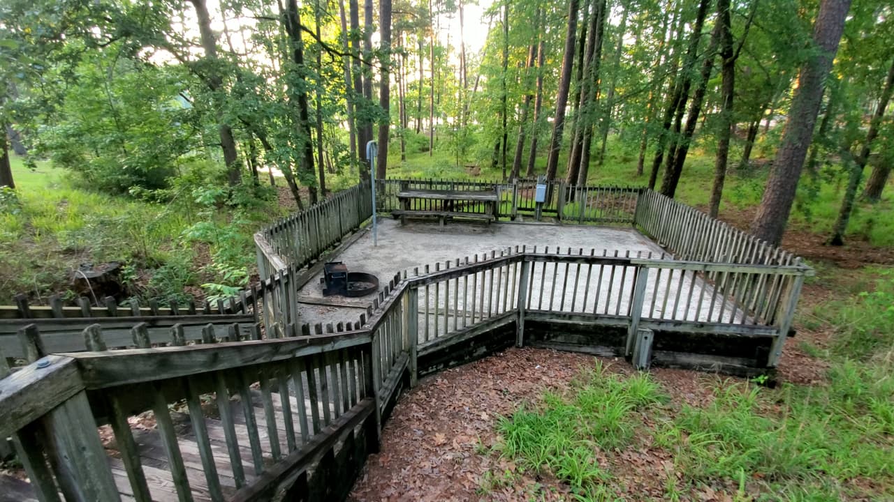 En Mistletoe podrás acampar en una tienda o alquilar una de sus 10 cabañas completamente equipadas.