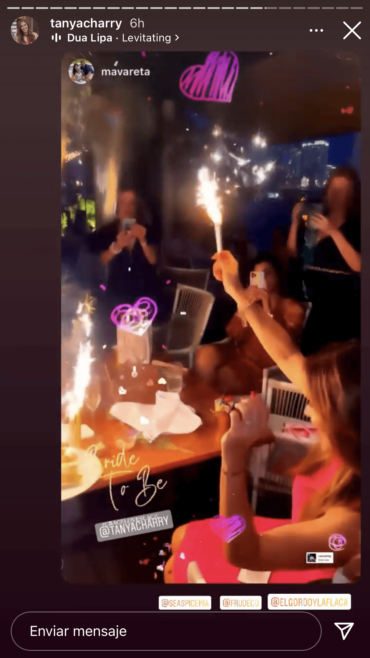 Ya por la noche, la velada tomó otra atmósfera con las luces de bengala y las de la terraza. 
<br>