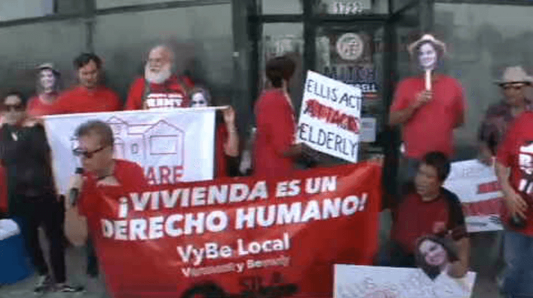 Por su parte, organizaciones pro inquilinos aseguran que los angelinos pagan más de la mitad de sus ingresos en alquiler. Con lo cual, la nueva ayuda federal de Trump no generará un beneficio sustancial para las familias más afectadas por la pandemia.