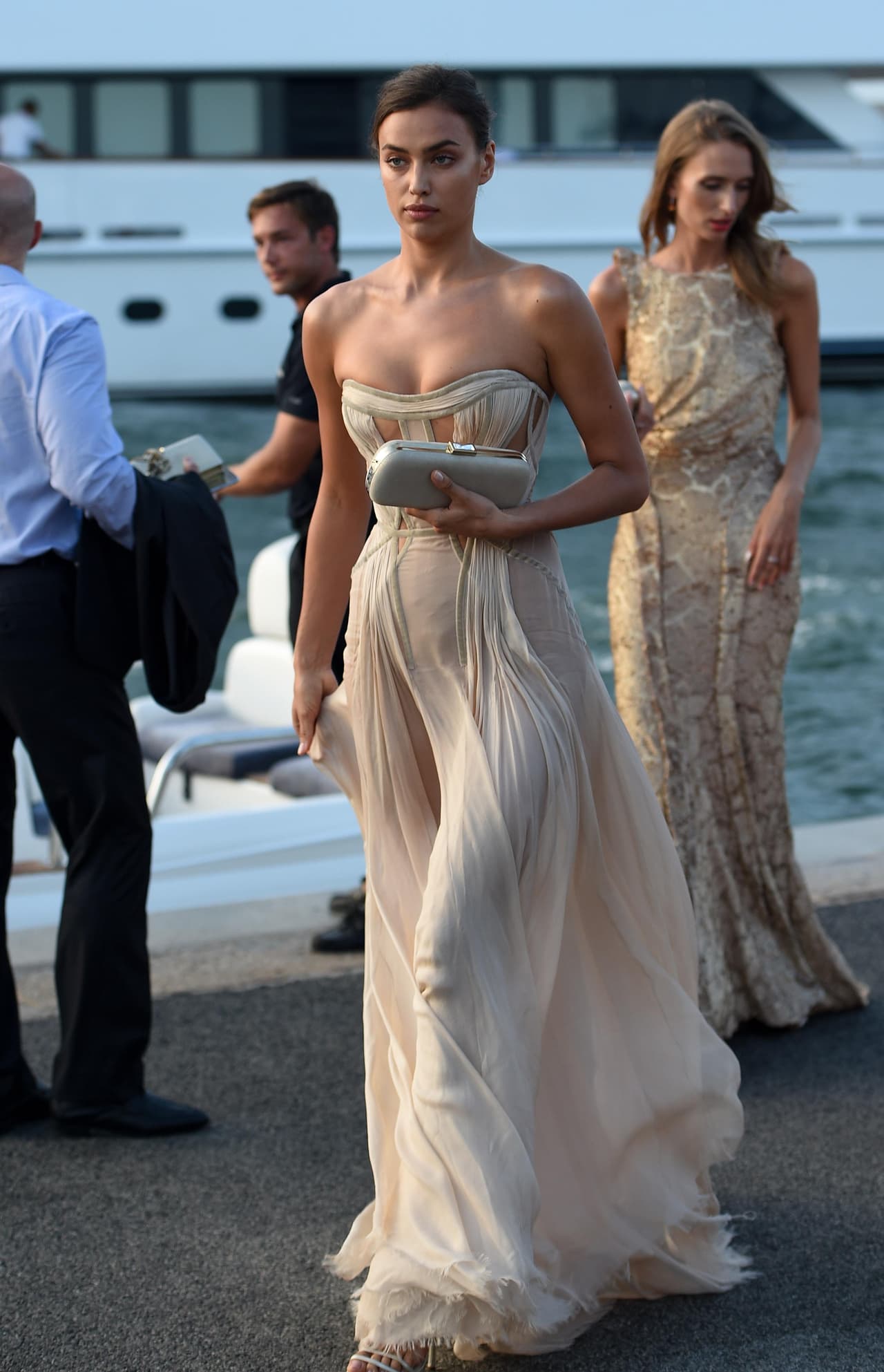 Bastante puntual arribó la bella Irina Shayk.