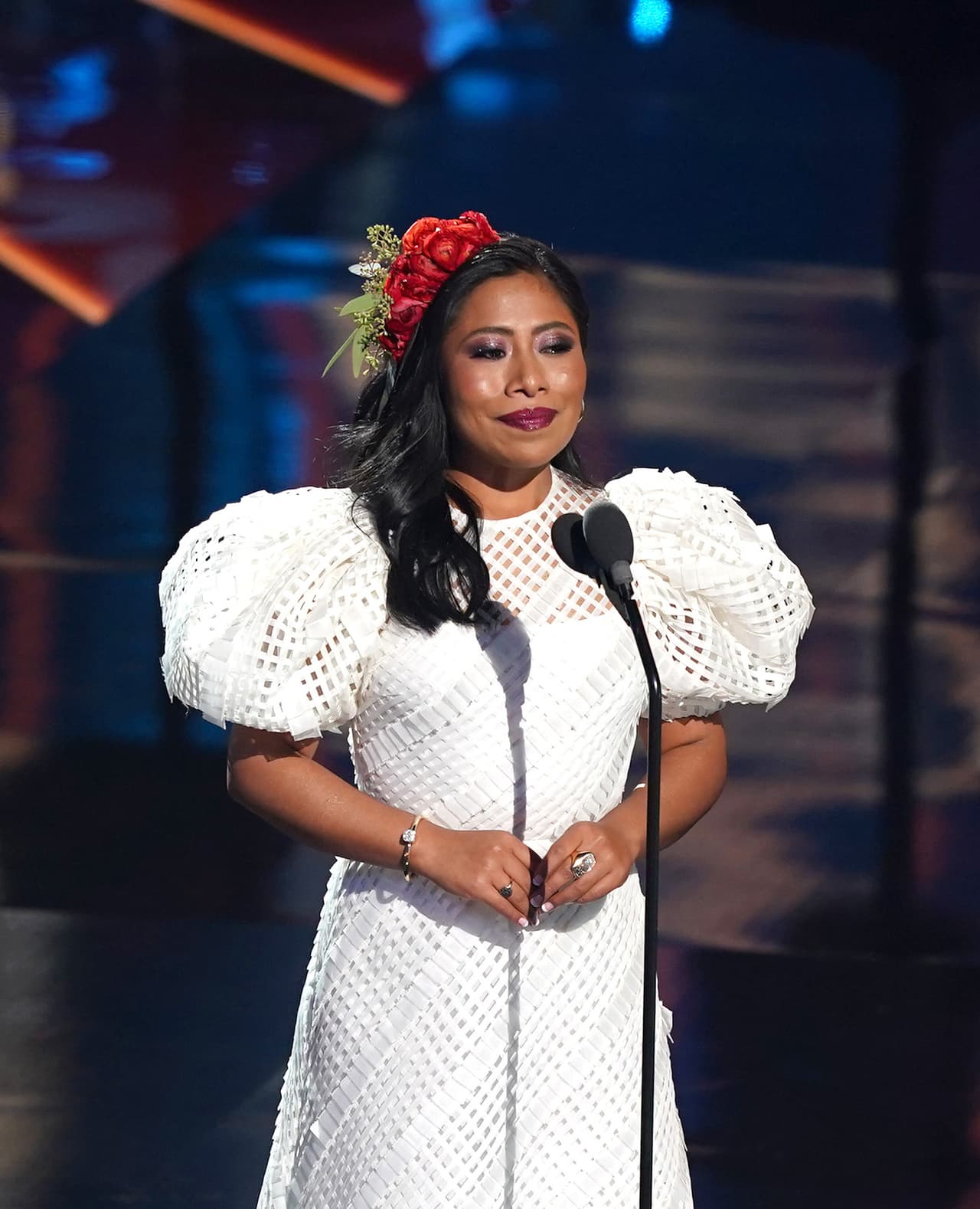 Pero no ha sido la primera vez que la vemos usando marcas de diseñador pues uno de los vestidos que utilizó en los Latin Grammy 2020 de Carolina Herrera.