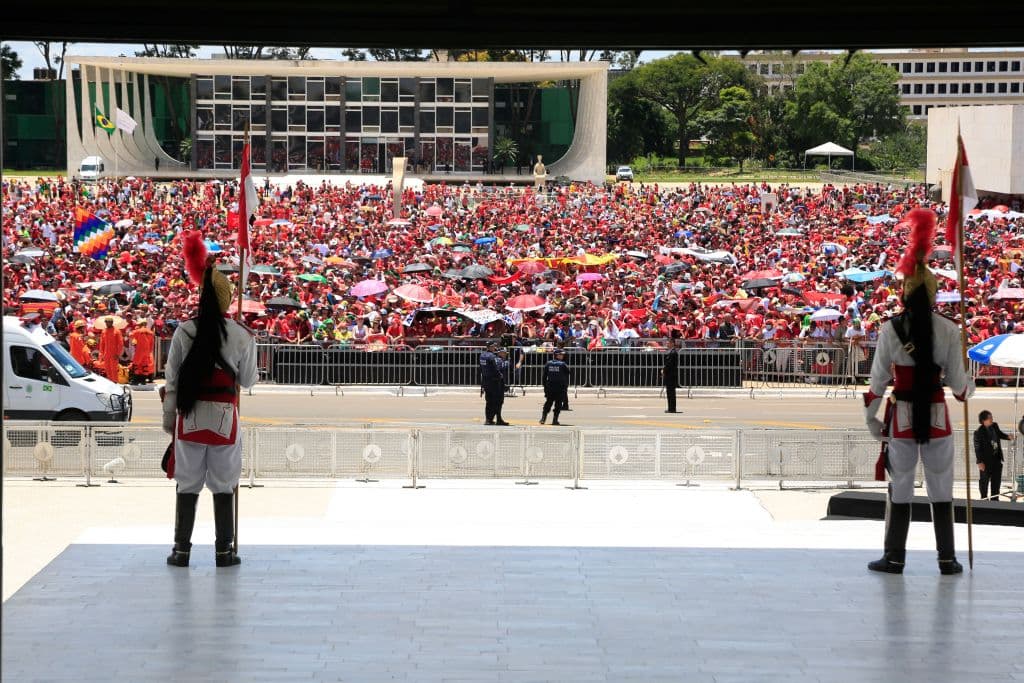 Desde horas antes de comenzar la ceremonia de toma de posesión del izquierdista Luiz Inácio Lula da Silva como presidente de Brasil, así estaba ya la famosa plaza 'Tres Poderes', frente al Palacio de Planalto, en Brasilia, sede del poder ejecutivo del gobierno federal brasileño.