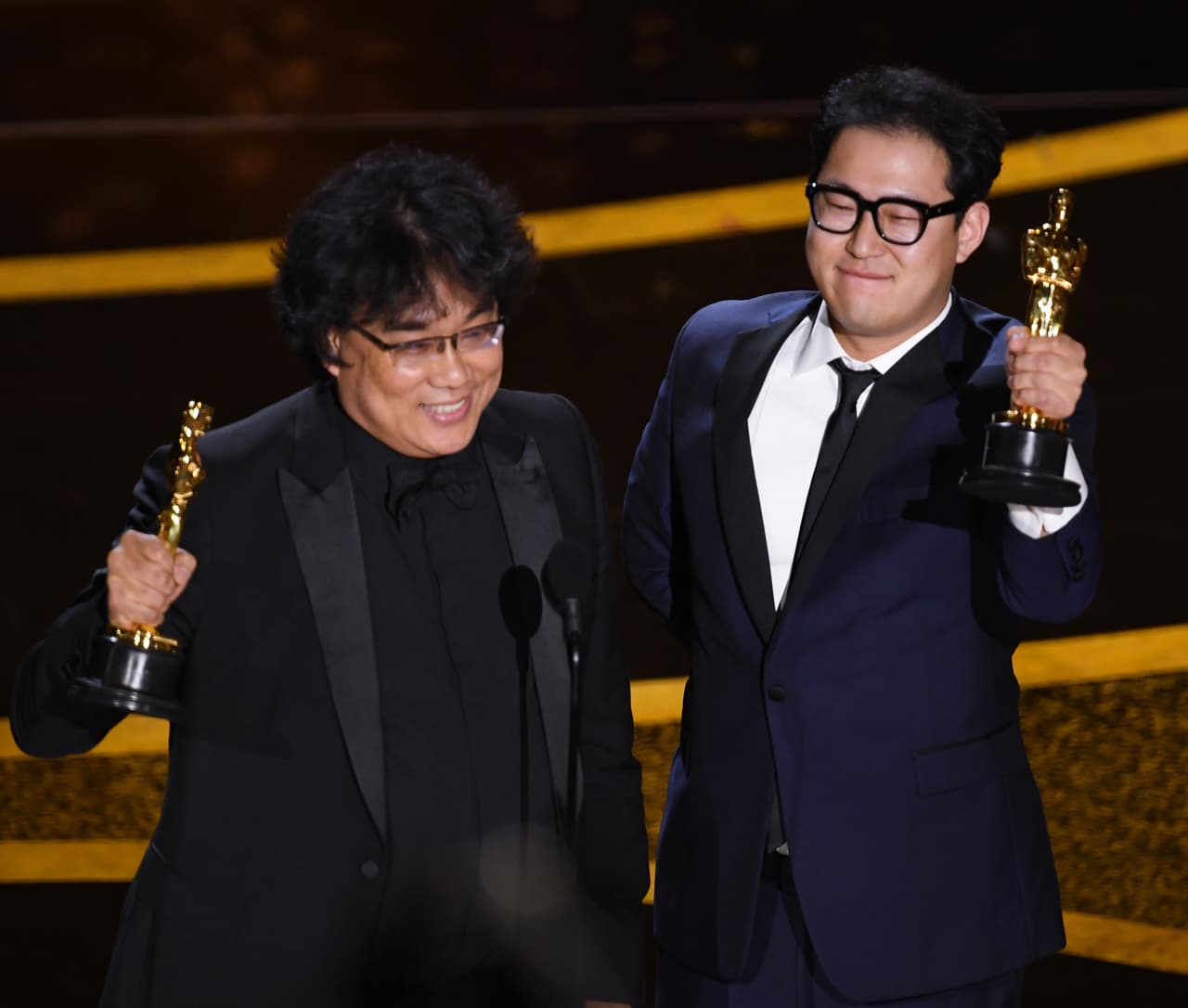 <b>"Esto es muy personal"</b>
<br>
<br>Bong Joon Ho y Han Jin Won se coronaron como ganadores del Oscar a
<b>Mejor guión original</b>, con 'Parasite', con lo que le dieron a Sudcorea su primer Oscar en esta categoría. "Nunca escribimos para representar a nuestro país, pero esto es muy personal para Corea del Sur".