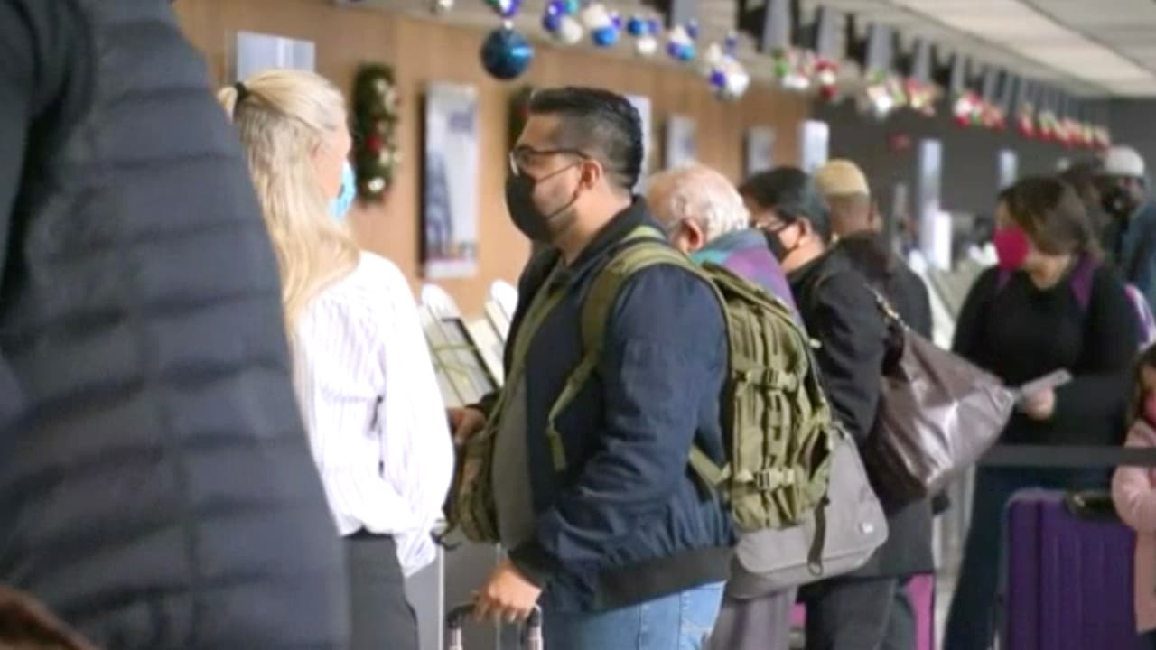 “Lo que estamos viendo es que la gente que se contagia se queja de dolor de garganta, mucha congestión nasal y dolor de cabeza”, comentó el médico.