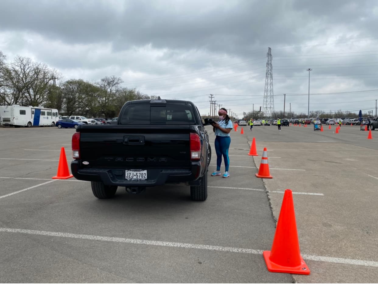 Más de 1000 empleados y voluntaries trabajan día a día para asegurarse que la comunidad reciba la vacuna contra el coronavirus.