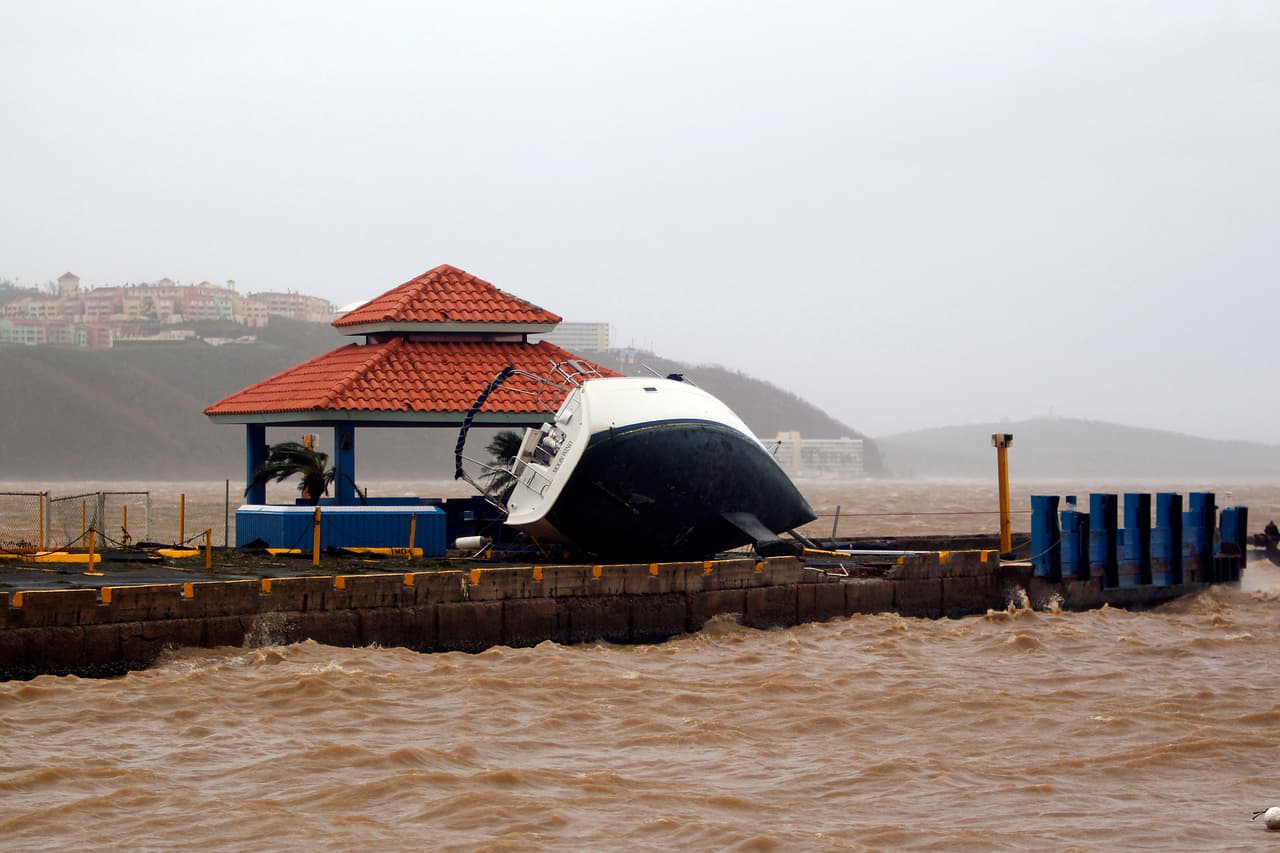 Un bote fue lazado fuera del agua por los vientos en Fajardo. El gobernador Ricardo Rosselló 
<b><a href="http://www.univision.com/noticias/huracan-maria/minuto-a-minuto-el-peligroso-huracan-maria-toca-tierra-en-puerto-rico-con-vientos-de-155-millas-por-hora-y-fuertes-lluvias?postId=AAABXp_42cCnf__8HtIAAA#AAABXp_42cCnf__8HtIAAA">le pidió al presidente Trump</a> </b>que declare la isla zona de desastre.