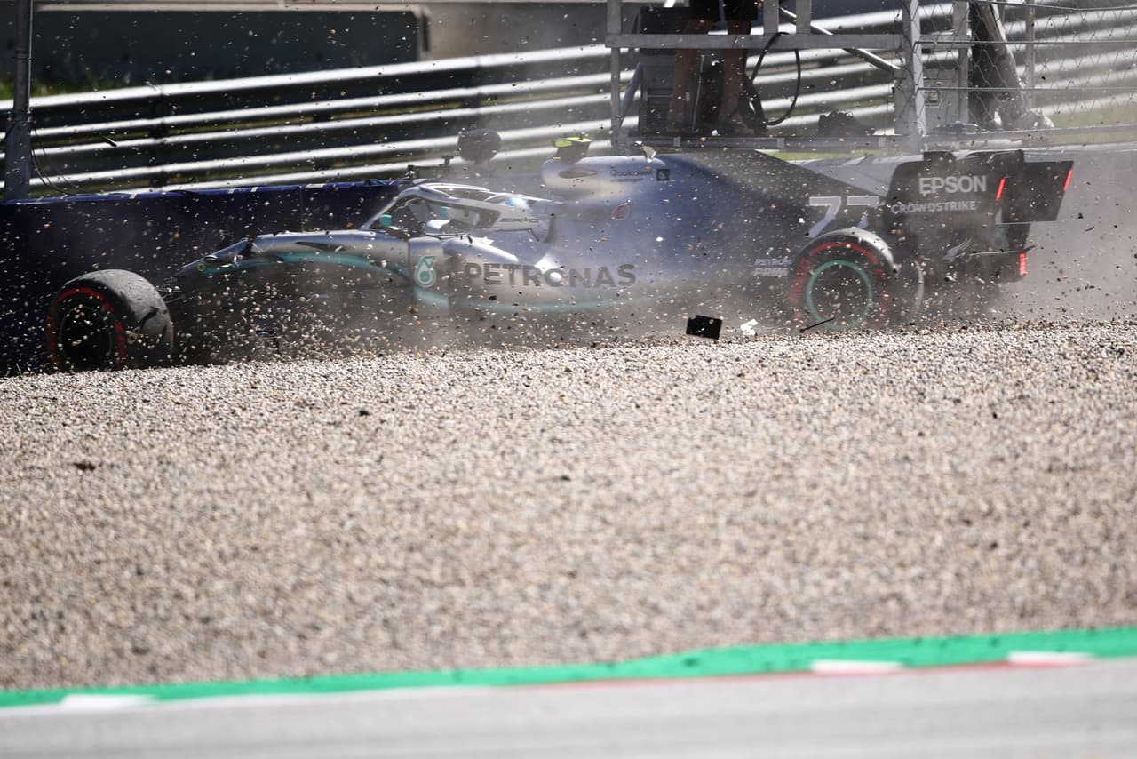 Este viernes los motores se prendieron en el Red Bull Ring, en Spielberg, para dar inicio al Gran Premio de Austria con las primeras dos sesiones libres. Charles Leclerc y Lewis Hamilton fueron los dos más rápidos en una jornada accidentada en la que Max Vertsappen, Valtteri Bottas, Sebastian Vettel, Pierre Gasly, entre otros, tuvieron inconvenientes.