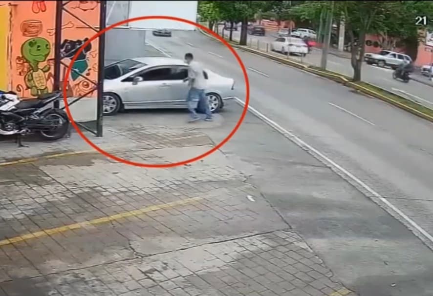 Milton González nunca olvidará esos dos segundos en los que se paró de frente a esa veterinaria de
<a href="https://www.univision.com/temas/guatemala">Guatemala</a> sabiendo que ese establecimiento destinado para el cuidado de animales era la única opción que le quedaba
<b>para salvar la vida de su esposa que estaba en labores de parto</b> dentro del coche que le había prestado su hermano y que justo acababa de estacionar en un costado.
<br>