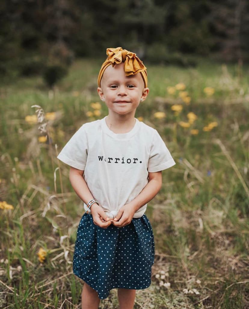 Como prueba de solidaridad, 
<b>diversos miembros de la familia, incluídos sus padres, se unieron a los pequeños y se afeitaron completamente la cabeza</b>.
<br>
<br>Acá la niña posa sonriente ante su mamá y con la palabra "Guerrera" en su camiseta.