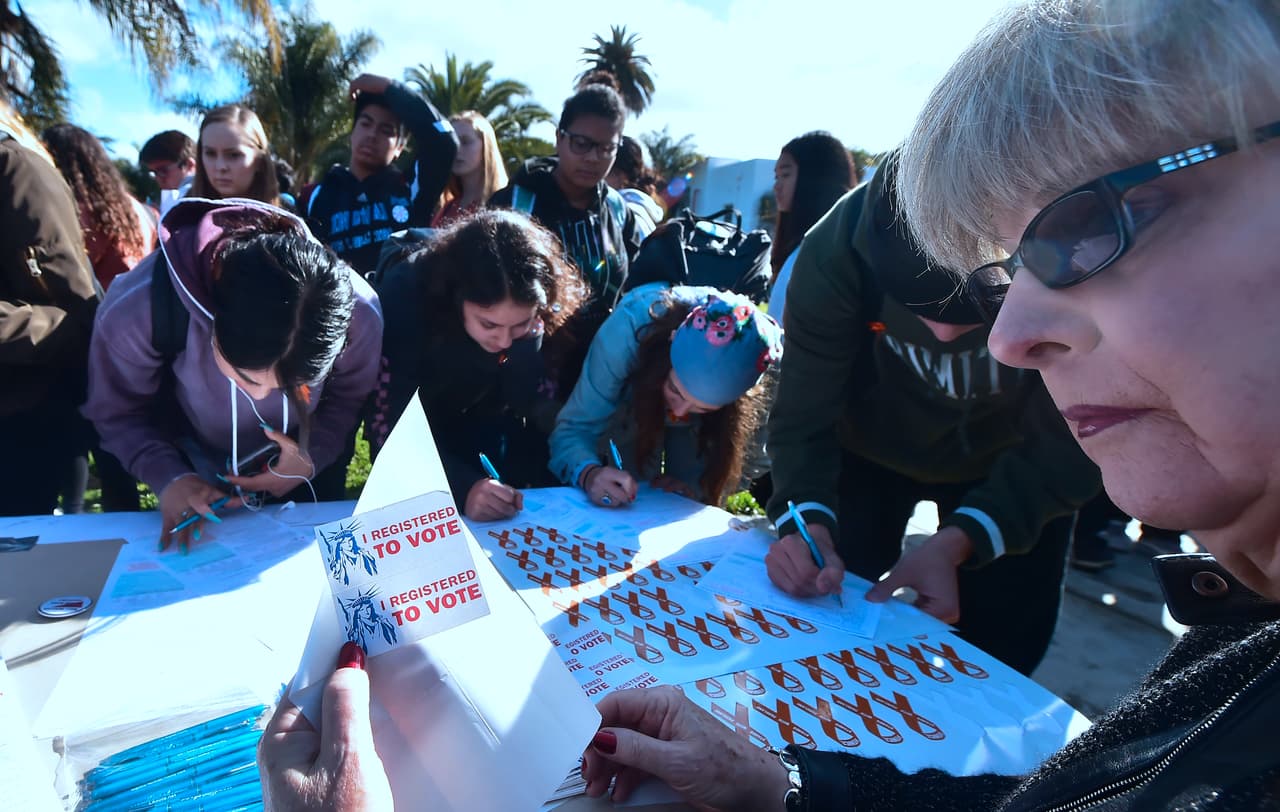 Venice, California. Estudiantes de la secundaria Venice se registran para votar, parte de la protesta contra las armas después de la tragedia de Parkland.