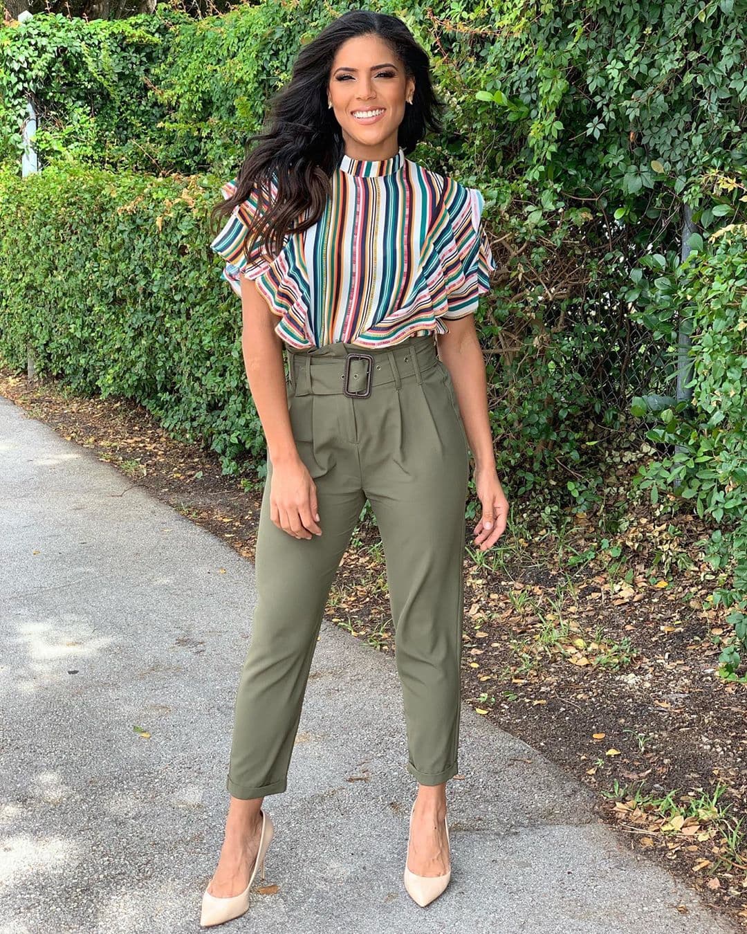 Los colores tierra te harán ver linda en la temporda de entretiempo. Tal como lo comentamos antes, el volumen será tu gran aliado antes del otoño, inspírate en la blusa de la exreina de Nuestra Belleza Latina.