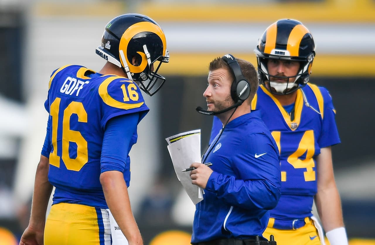 Sean McVay charla con su quarterback Jared Goff quien será una de las estrellas del Rams contra Chiefs.