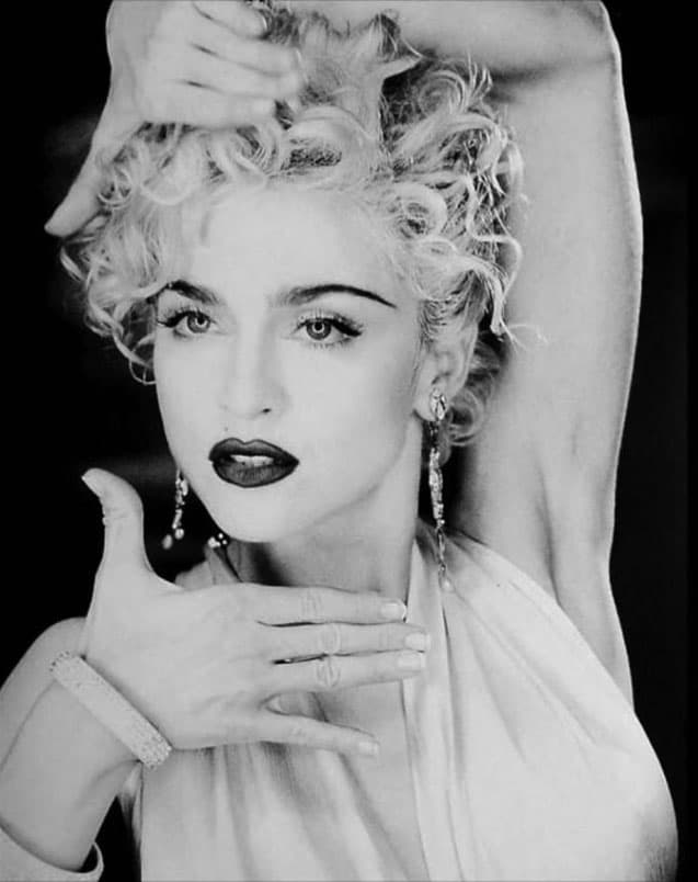 <b><a href="http://www.univision.com/temas/madonna">Madonna</a> </b>lanzaba su sencillo "Vogue" y comenzaba la gira 'Blond Ambition', la cual causó sensación gracias a su innovación y espectacularidad.
