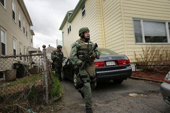 Durante toda la madrugada del jueves al viernes, Boston ha sido testigo de una enorme operación policial, con persecución incluida, que aún no ha acabado.