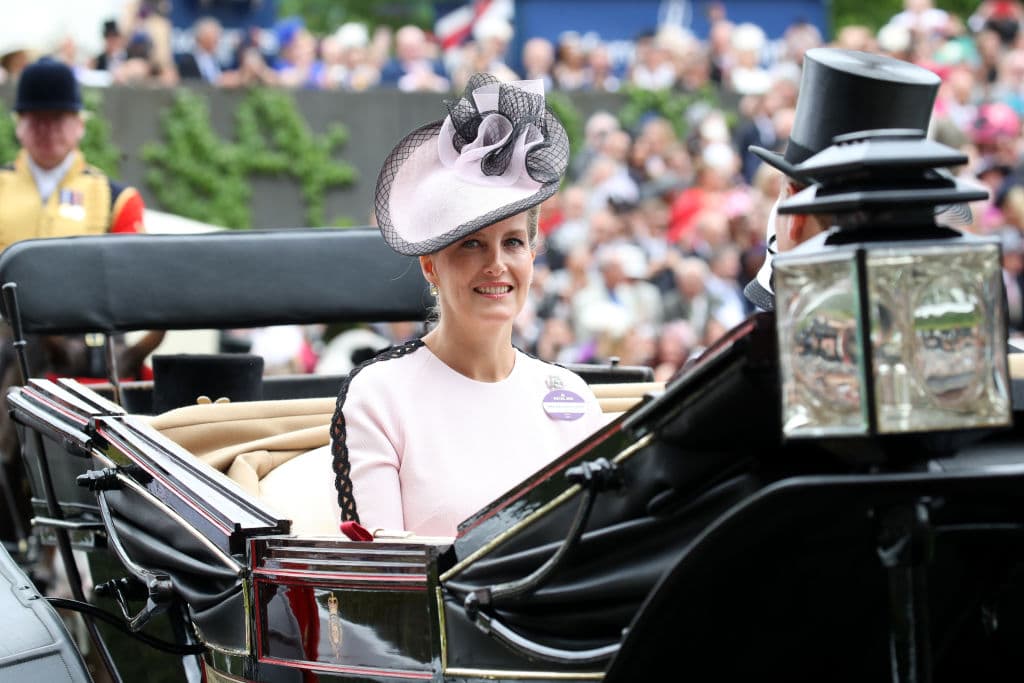 Es tanta la confianza que la reina tiene en su nuera, que Sophie fue la única persona que logró convencer a su majestad de ver la serie de Netflix 'The crown', historia que relata la vida de la reina Isabel II.