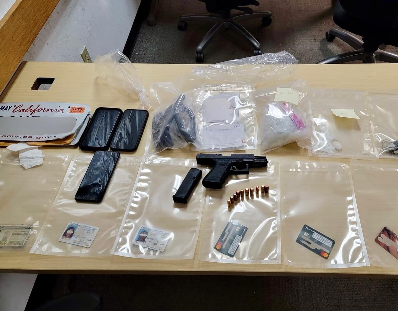 La policía de Santa Clara informó que el conductor estaba en bajo libertad condicional y su acompañante tenía una orden de arresto de por robo de identidad. Al momento no se han revelado más detalles sobre estos presuntos delincuentes.