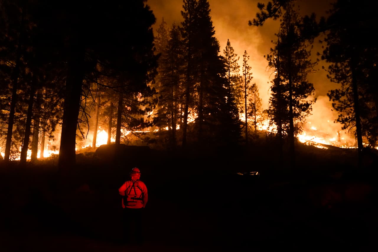 El cambio climático ha hecho el oeste de Estados Unidos mucho más cálido y seco en los últimos 30 años, y seguirá provocando fenómenos más extremos e incendios más frecuentes, destructivos e impredecibles, según los científicos.