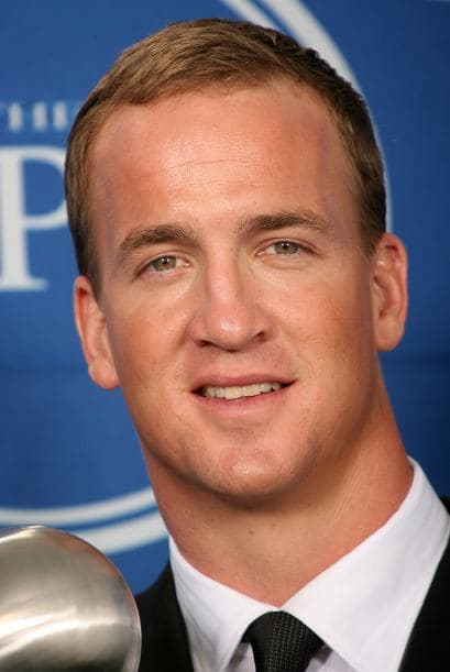 Peyton Manning Quarterback de los Broncos de Denver Más videos de Chismes aquí.