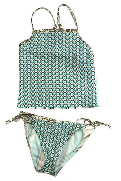 Tankini. Especialistas en moda coinciden en que el traje de baño de dos piezas con una parte superior más larga, es ideal para disimular la pancita y estilizar la figura.