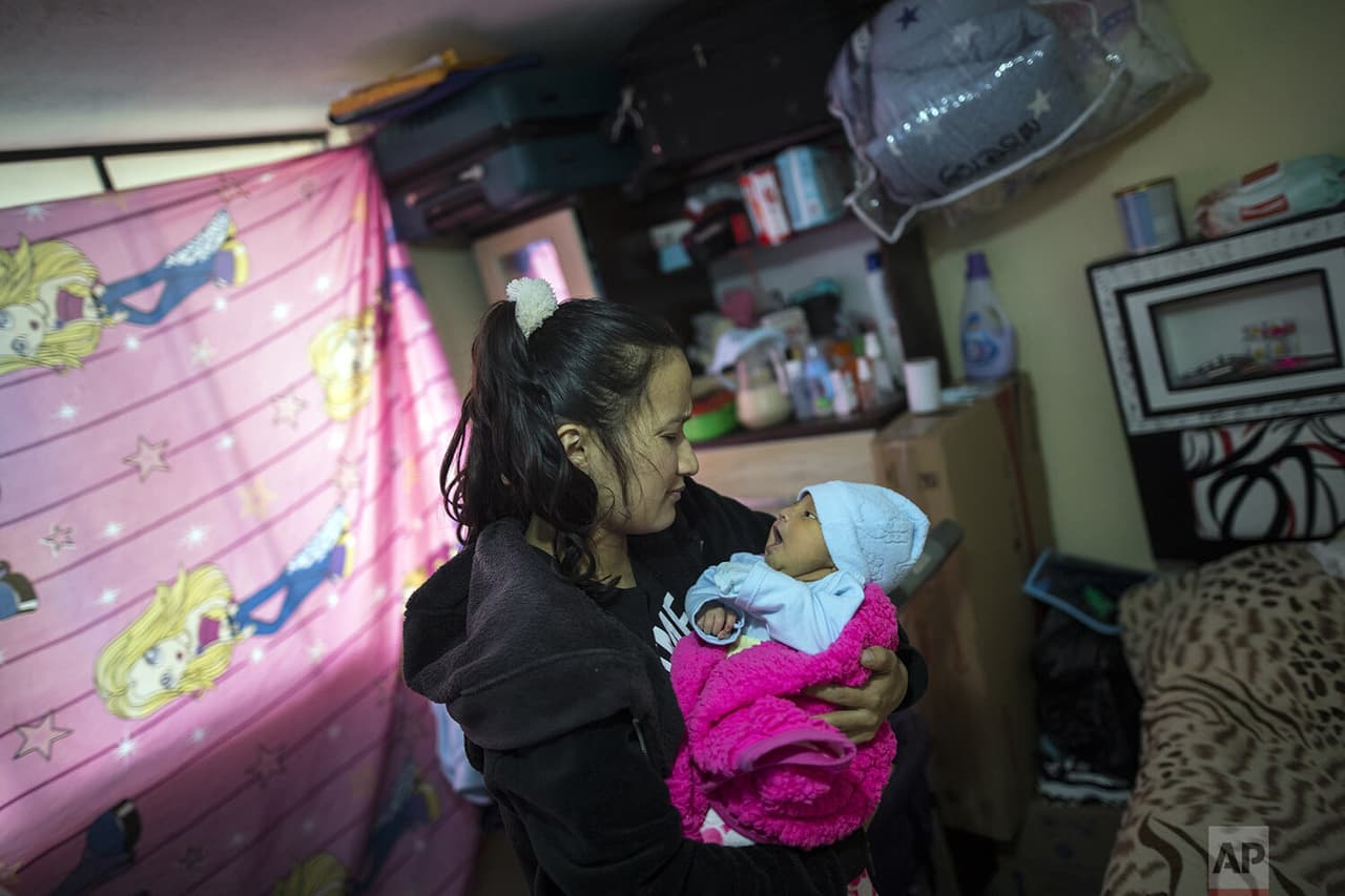 María Álvarez acuna a su hija de 6 días, 
<b>en la casa de un amiga que le ofreció un lugar para quedarse</b>, en Lima, Perú.
