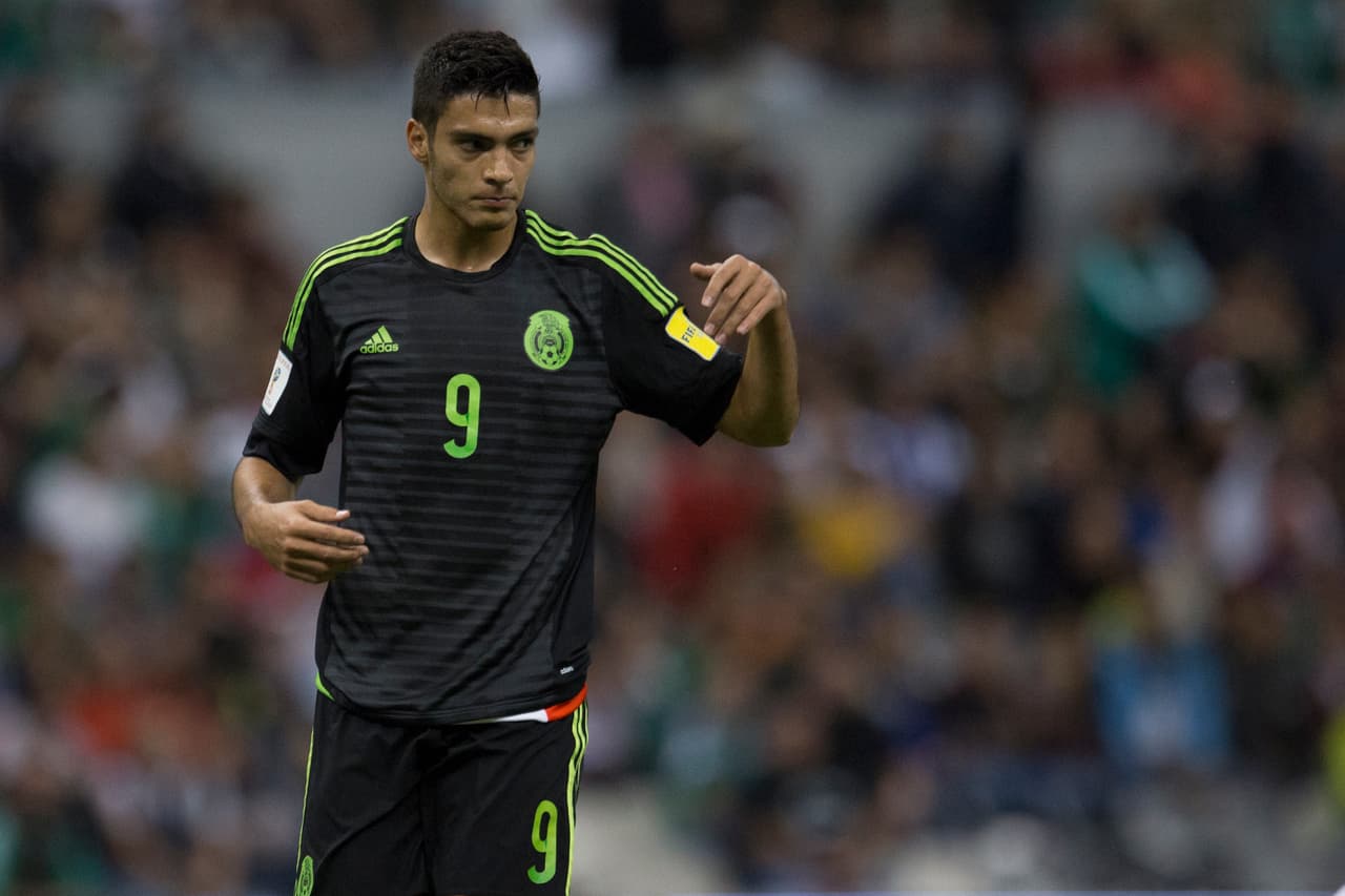 De no ser él, las opciones se reducen al también mexicano Raúl Jiménez, aunque en Chivas se ha dicho que no buscarían a hombres con perfil americanista, la siguiente opción sería Carlos Vela que dicho sea de paso, no es de la simpatía del dueño rojiblanco.