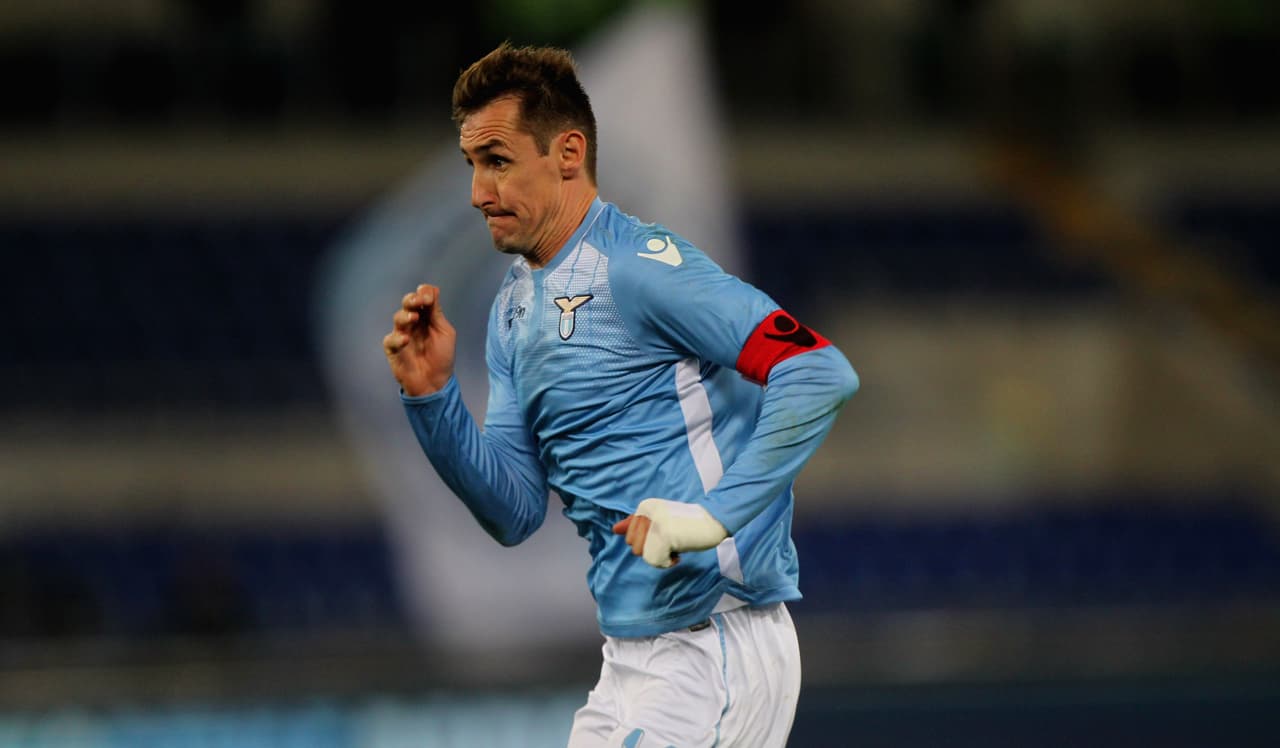 En caso de no ser el mexicano, los Panzas Verdes podrían apostar por el alemán Miroslav Klose quien termina contrato con Lazu en el verano y a sus 37 años, su precio ronda los seis millones.