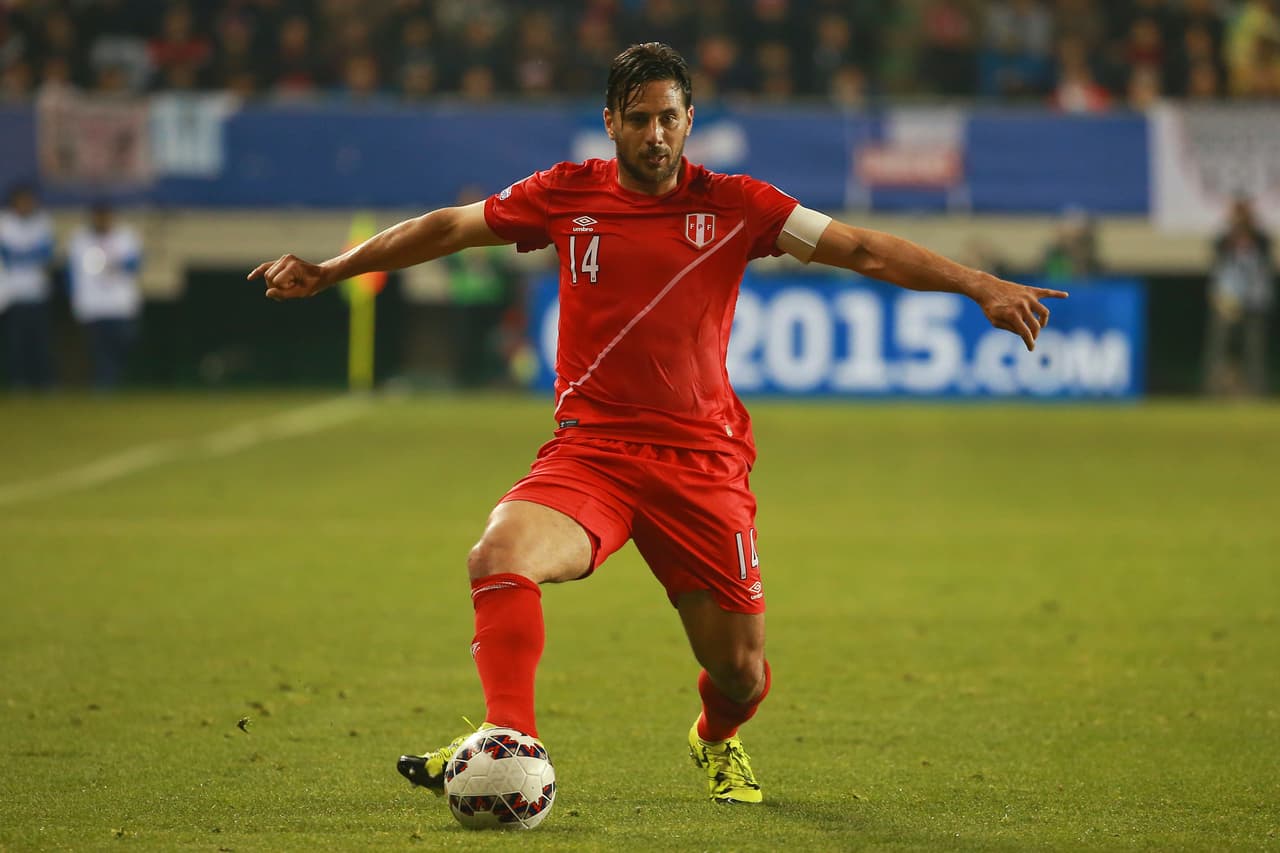 De no ser el chileno el refuerzo ideal, la siguiente opción sería otro latino, Claudio Pizarro del Werder Bremen con la ventaja que es un tipo que puede jugar como enganche o centro delantero y a sus 37 años ha hecho 11 goles en la Bundesliga y solo se ha perdido un duelo por lesión.