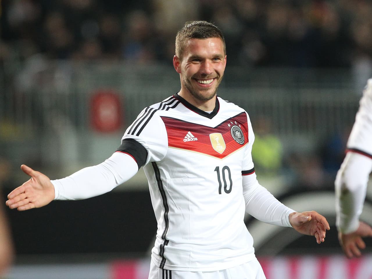 Aunque con un par de movimientos en la cancha, también podrían ir por Lukas Podolski quien acostumbra moverse por derecha, lo atractivo del polaco-alemán (además de sus capacidades) es el precio pues está por debajo del millón de dólares y el propio jugador estaría agradecido de tomar una oferta que lo saque de Turquía y sus problemas con los atentados.