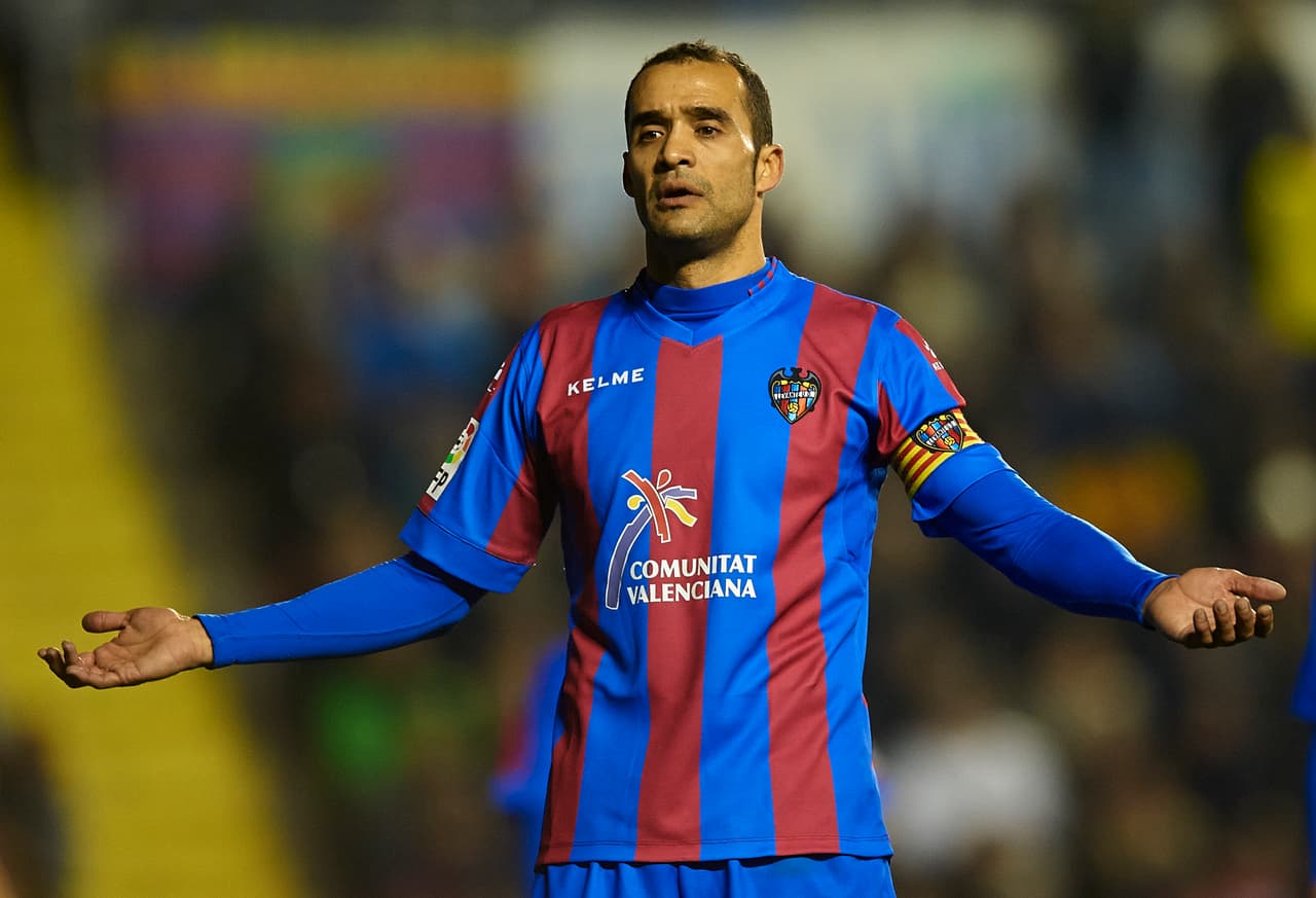 Con todo y sus problemas económicos, si Jaguares quisiera buscar con quien reforzar su defensiva sin gastar demasiado, podrían ir por el Juanfran García del Levante, pues el jugador tiene un precio cercano a los 300 mil.