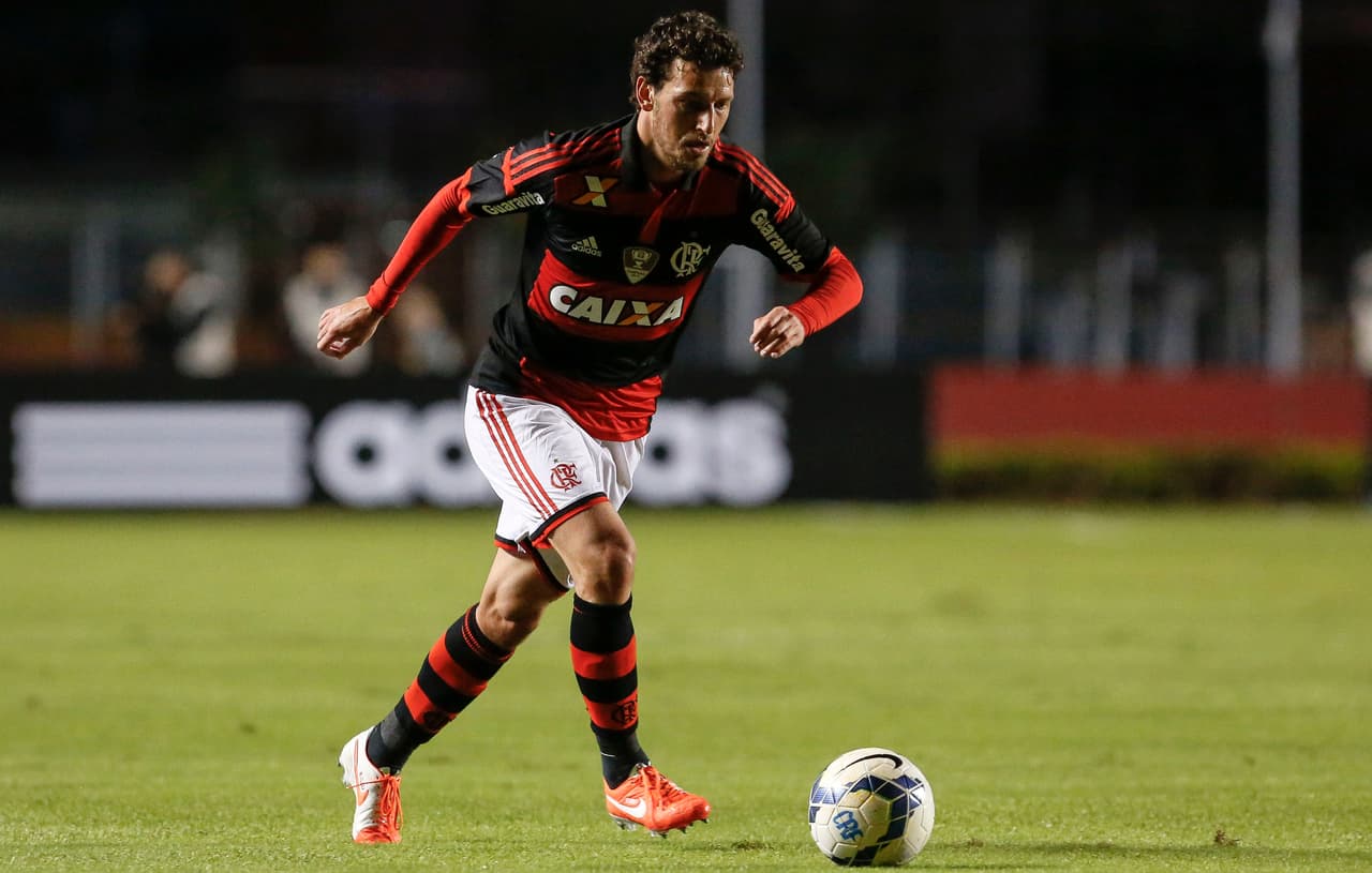 Elano sería otra excelente opción para Vucetich y compañía considerando que además podría jugar por derecha en el ataque y su precio ronda los dos millones.