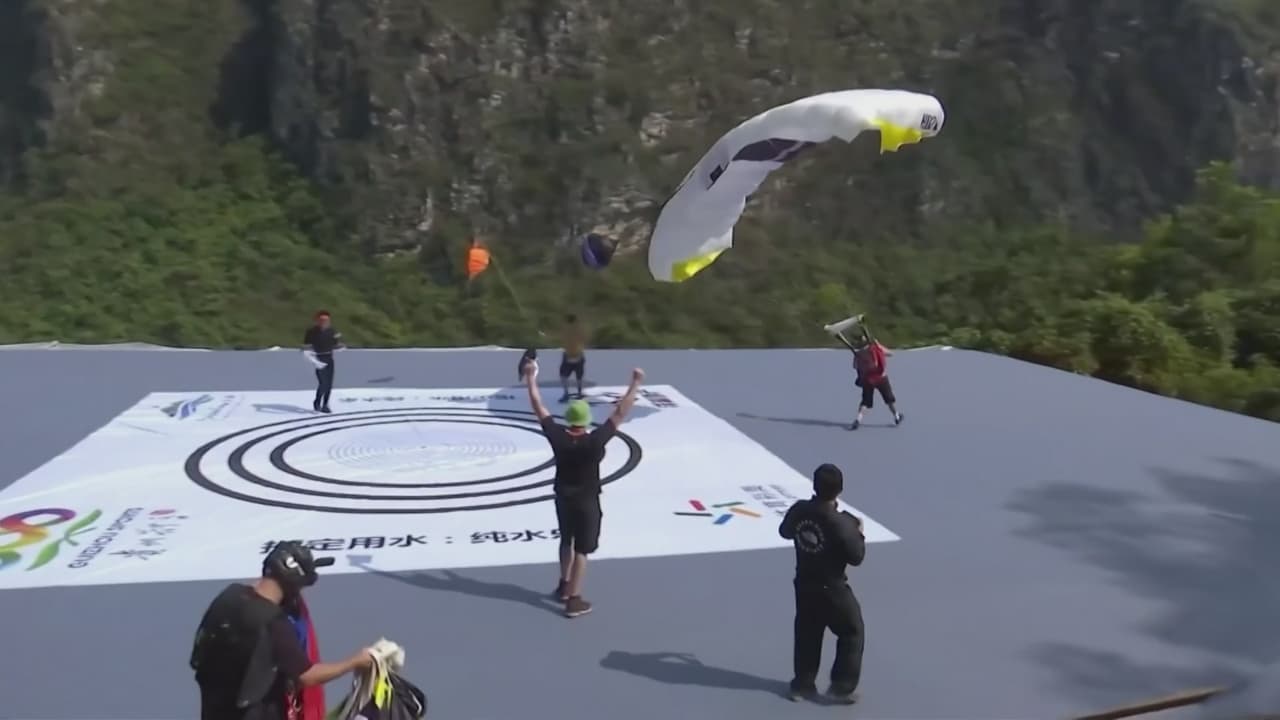 China acoge competencia internacional de BASE jumping en el puente más alto del mundo